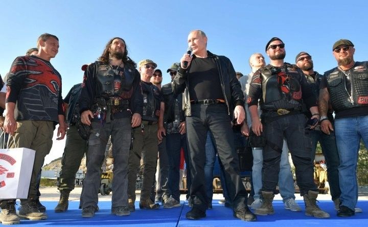Владимир Путин Кырым башлыгын мотоциклга утыртып йөрткән - видео