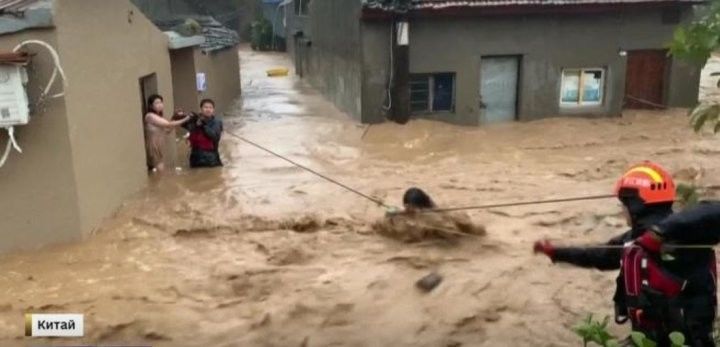 Кытайда супертайфун котыра: дистәләрчә кеше һәлак, меңнәрчә корылма агып киткән - видео