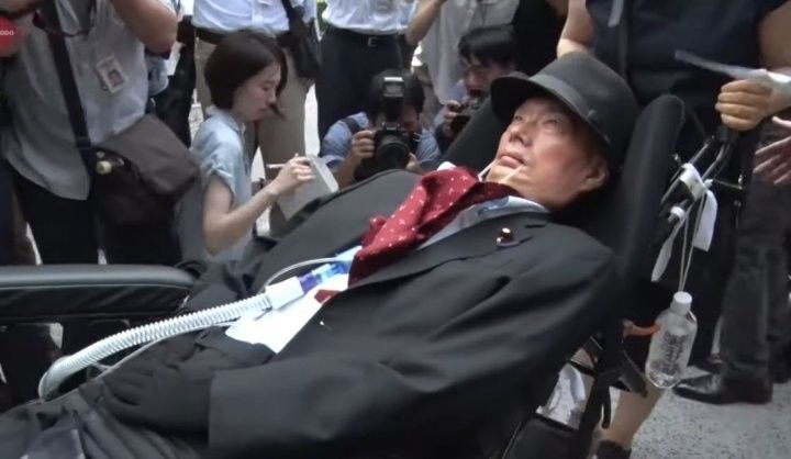 Япония парламентында параличланган депутатлар барлыкка килгән