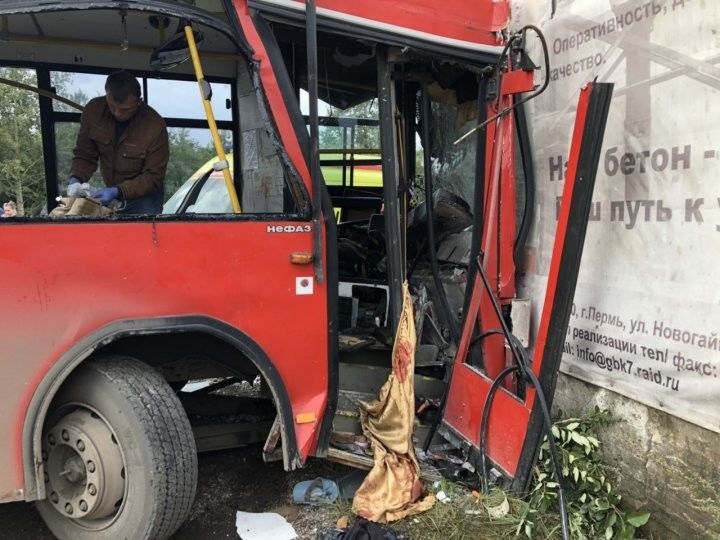 Пермьдә автобус кибеткә бәрелгән: Егермеләп кеше, шул исәптән балалар имгәнгән, бер кеше үлгән