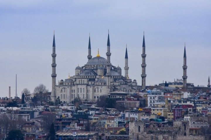 Истанбулда көчле яңгырлар ява: Дөньядагы иң зур базарны, юлларны су баскан, үлүче бар