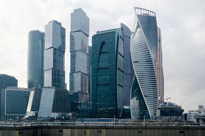 "Мәскәү-Сити" манаралары арасында 300 метр биеклектәге канаттан баручы кеше егылган - видео