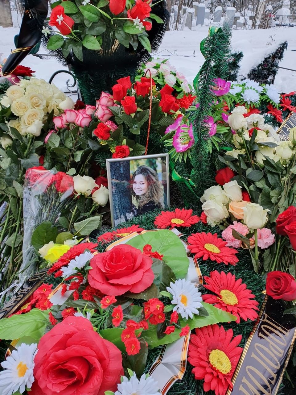 «Аны югары үрләр көтә иде»: Венгриядә үлгән татар кызы Элина Вәлиева истәлегенә