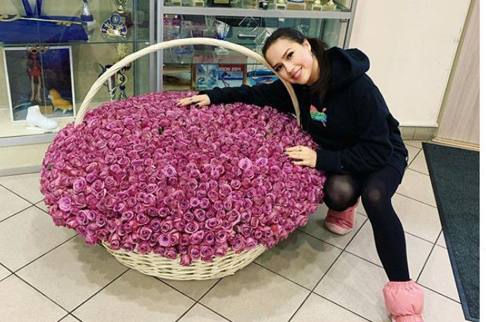 Алинә Заһитовага патшабикә букеты - «миллион ал роза» бүләк иткәннәр