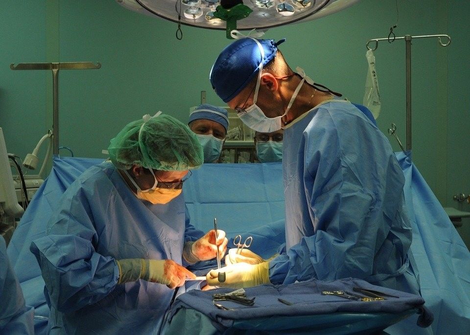 Операция вакытында хирург ялгышып, авыру кызның аркасын пешергән