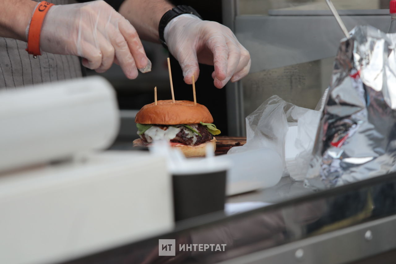 24 ел буена бозылмыйча торган бургер төшерелгән видео TikTok челтәрендә таралды