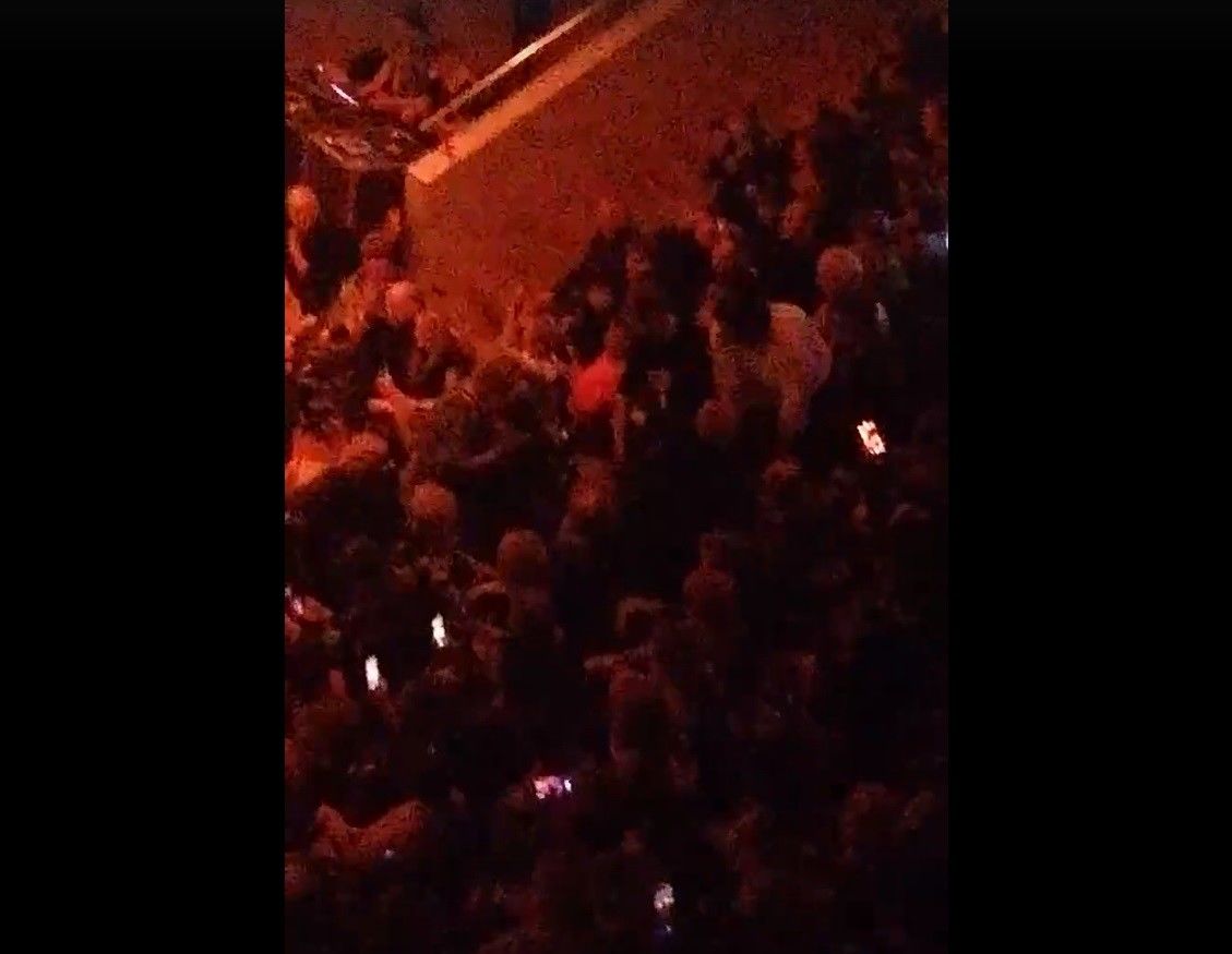 Татьяна Буланова концертында «Не плачь» җырын башкарганда тамашачылар сугышкан