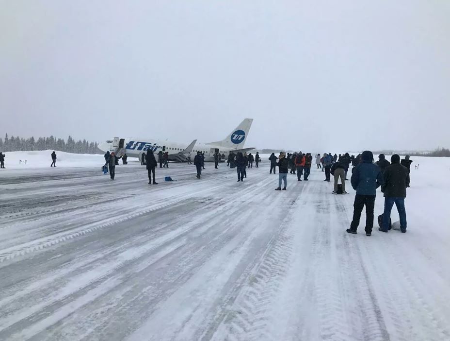 Комида пассажир самолеты шассисыз төшеп утырган