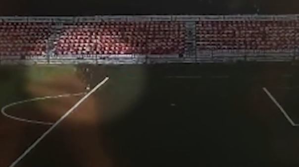 Аяз көндә Мәскәү стадионында футболчыны яшен суккан мизгел видеога эләккән