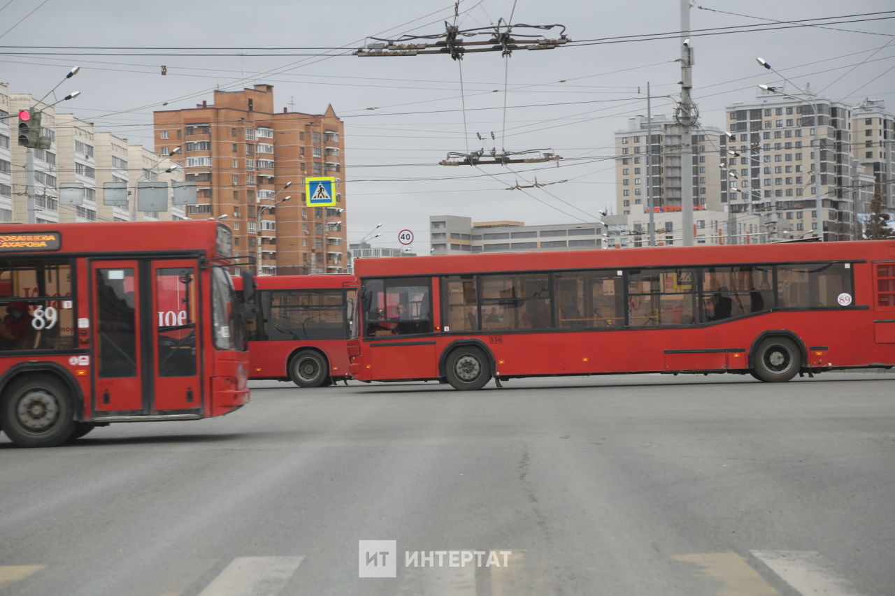 Казанда автобуста хәле киткән пассажирның йөрәгенә кондуктор массаж ясаган