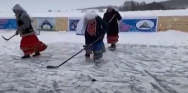 Башкортстан авылында әбиләр хоккей уйный - видео