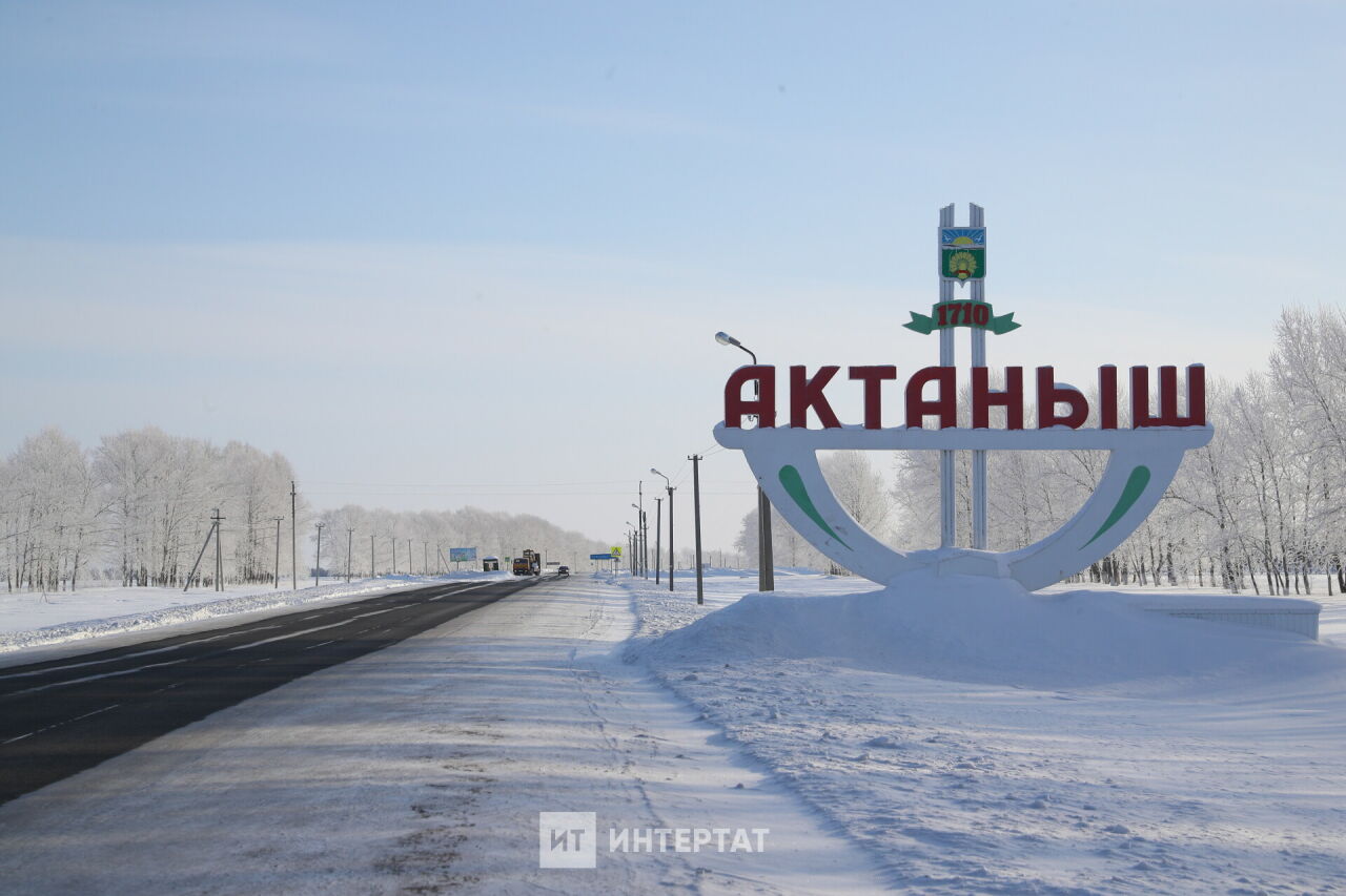 Актанышта ике эшче трактор чүмеченә утырып, юлга ком сибеп йөргән