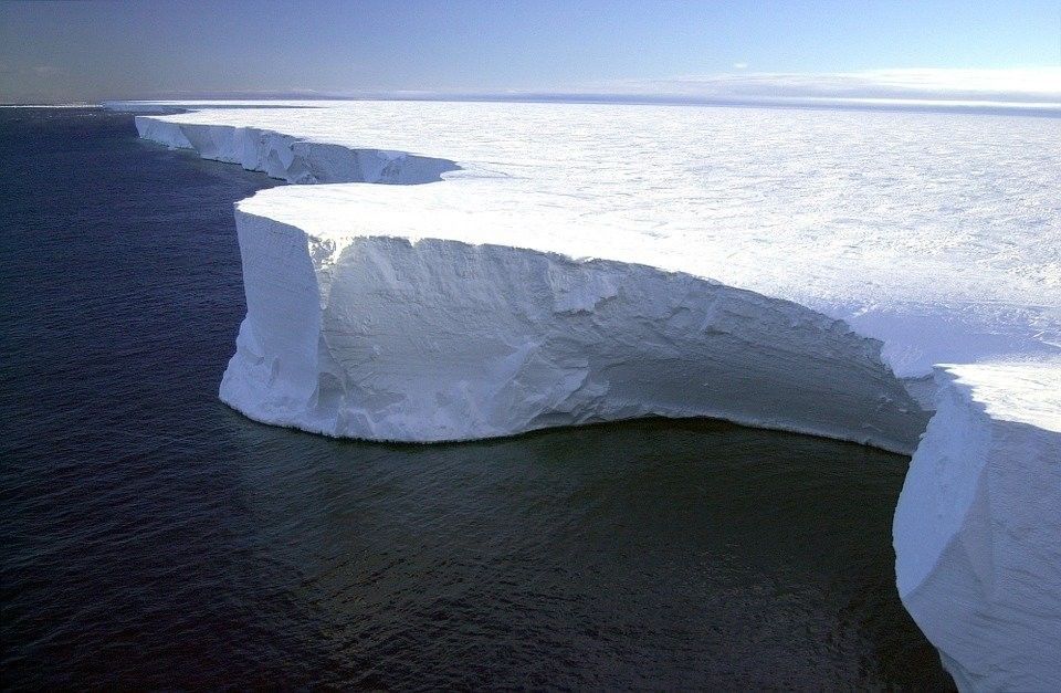 Антарктида бозлыгы ярылып, Петербург шәһәре кадәр зурлыктагы айсберг барлыкка килгән