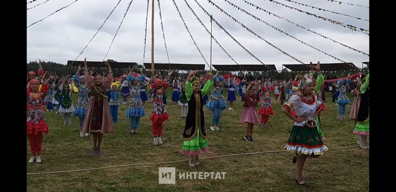 Теләчедә Сабантуй: кадак кагу ярышы, токымлы атлар чабышы, чемпион көрәшчеләр