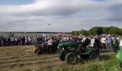 Мамадыш районы Шәдче авылы Сабан туенда тракторлар узышкан