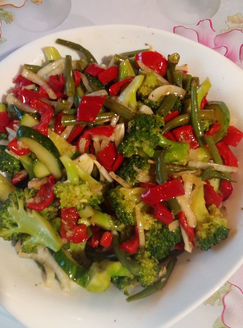 Брокколи һәм кузаклы фасольдән витаминлы салат рецепты