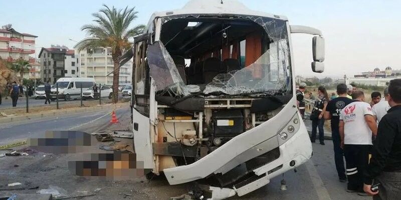 Төркиядә ял иткән туристларны аэропортка илтүче автобус капланып, өч кеше үлгән