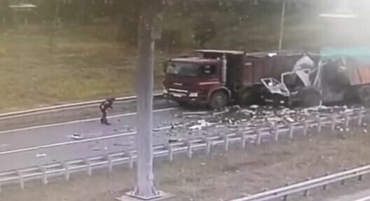 Татарстанда бер ир-ат авариягә очраган машинадан очып чыккан һәм исән калган - видео