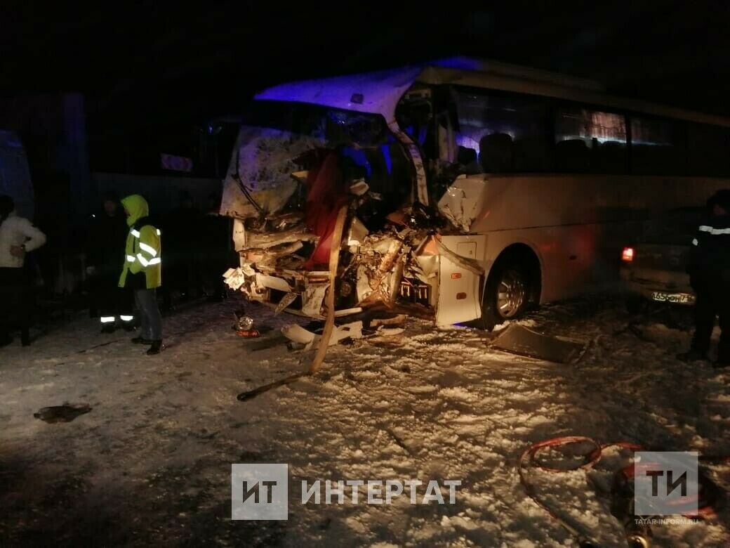 Татарстанда пассажирлар автобусы «КАМАЗ»га бәрелгән, үлүче һәм имгәнүчеләр бар