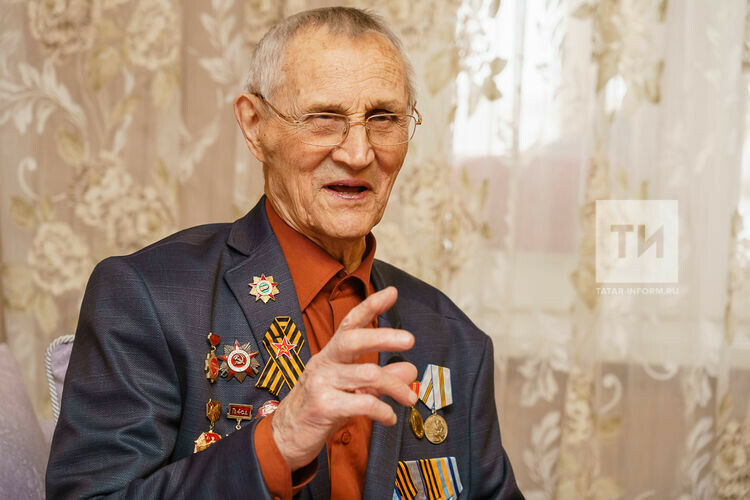97 яшьлек сугыш ветераны Кави Хәсәнов: «Немецларны атып үтерергә базмадым»