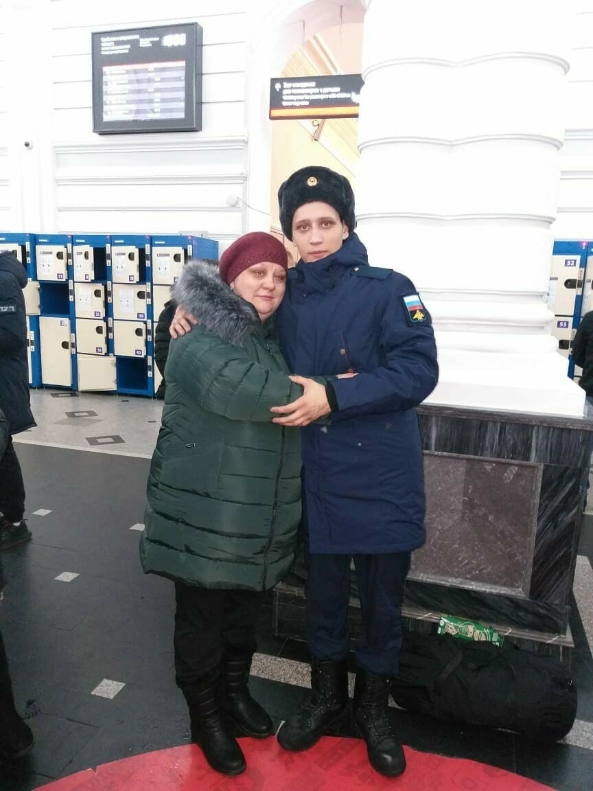 «Сөенечтән өстенә ятып еладым»: Украинада яраланган Кама Тамагы егете госпитальдә