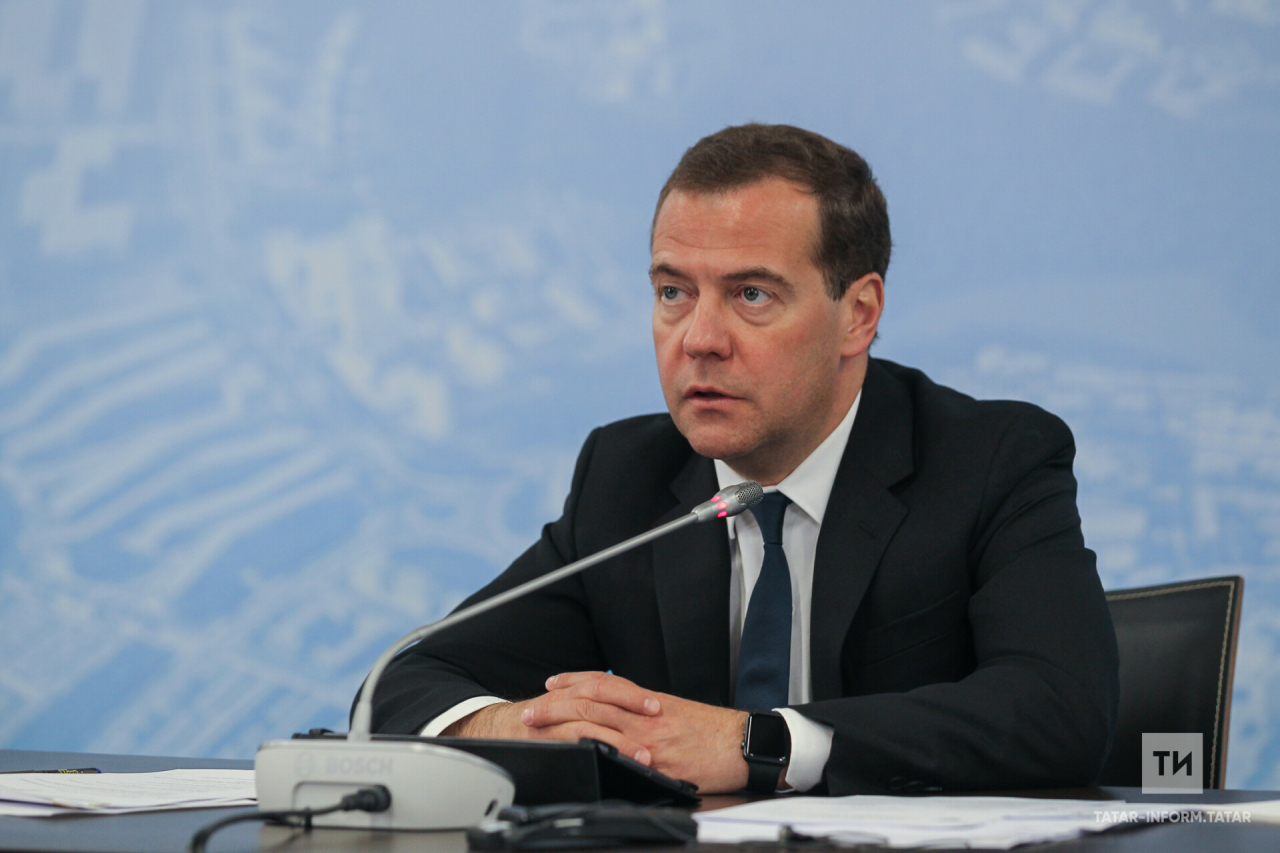 Медведев Россиядән китеп, илгә җиңелү теләгәннәргә кире кайту шартларын әйтте