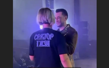 Фирдүс Тямаев янына сәхнәгә «Сектор Газа» футболкалы хатын менгән