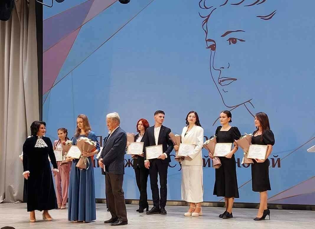 Саҗидә Сөләйманова премиясен тапшыру кичәсендә: «Исемен байрак итеп күтәрсәң дә горурлык»