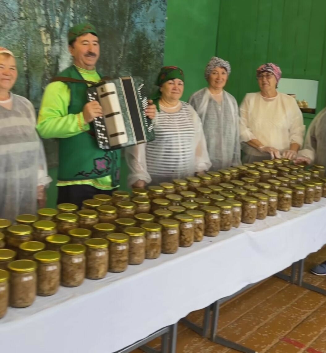 Башкортстанда яшәүчеләр хәрбиләр өчен йөзләп банка тушенка ясаган