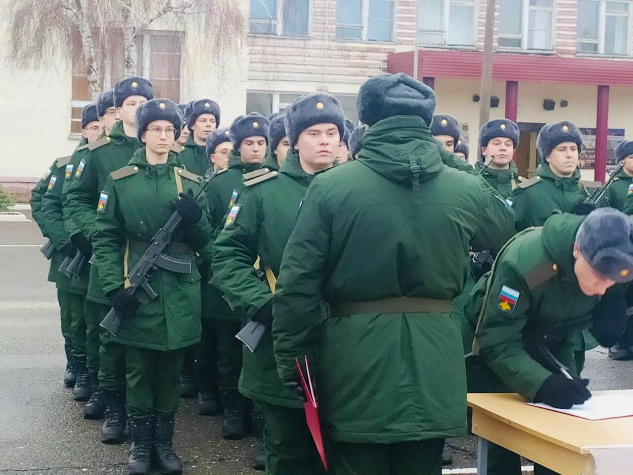 «Көтмәде, минем характерны белә»: Илназ Минвәлиевның армиядәге улы хәрби ант биргән