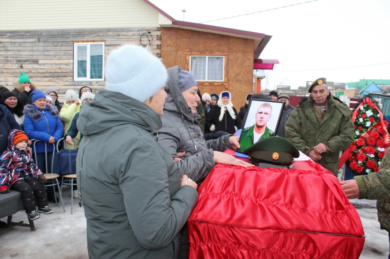 «Азамат кебек коданы югалту шулкадәр авыр...» – Югары Сәеттә хәрби белән хушлаштылар