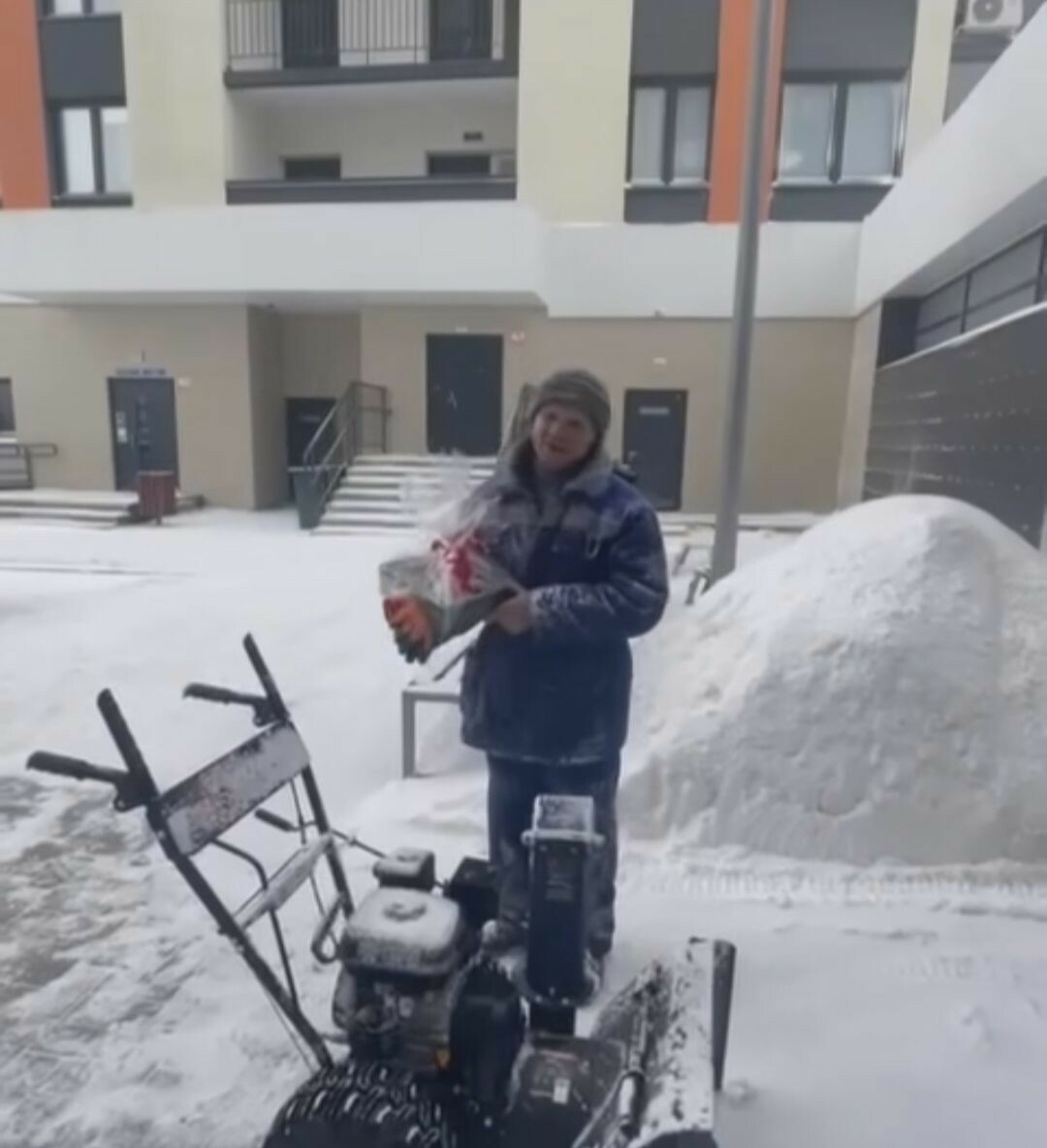 Чаллыда яшәүчеләр ишегалларын себерүчегә махсус техника бүләк иткән