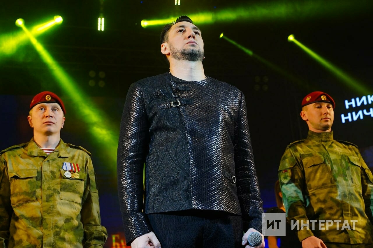 «Әниләр, гафу итегез» – Тямаев концертына Украинада һәлак егетләрнең гаиләләрен чакырган