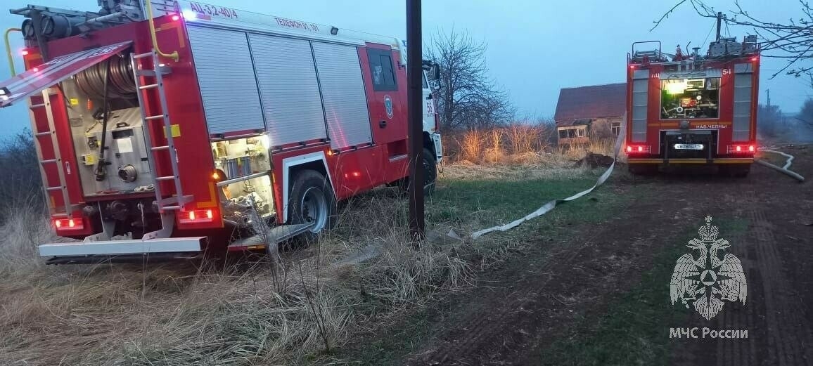 Татарстанда фаҗига: Бакча йортында энесе белән янып үлгән хатынның ике баласы ятим калган