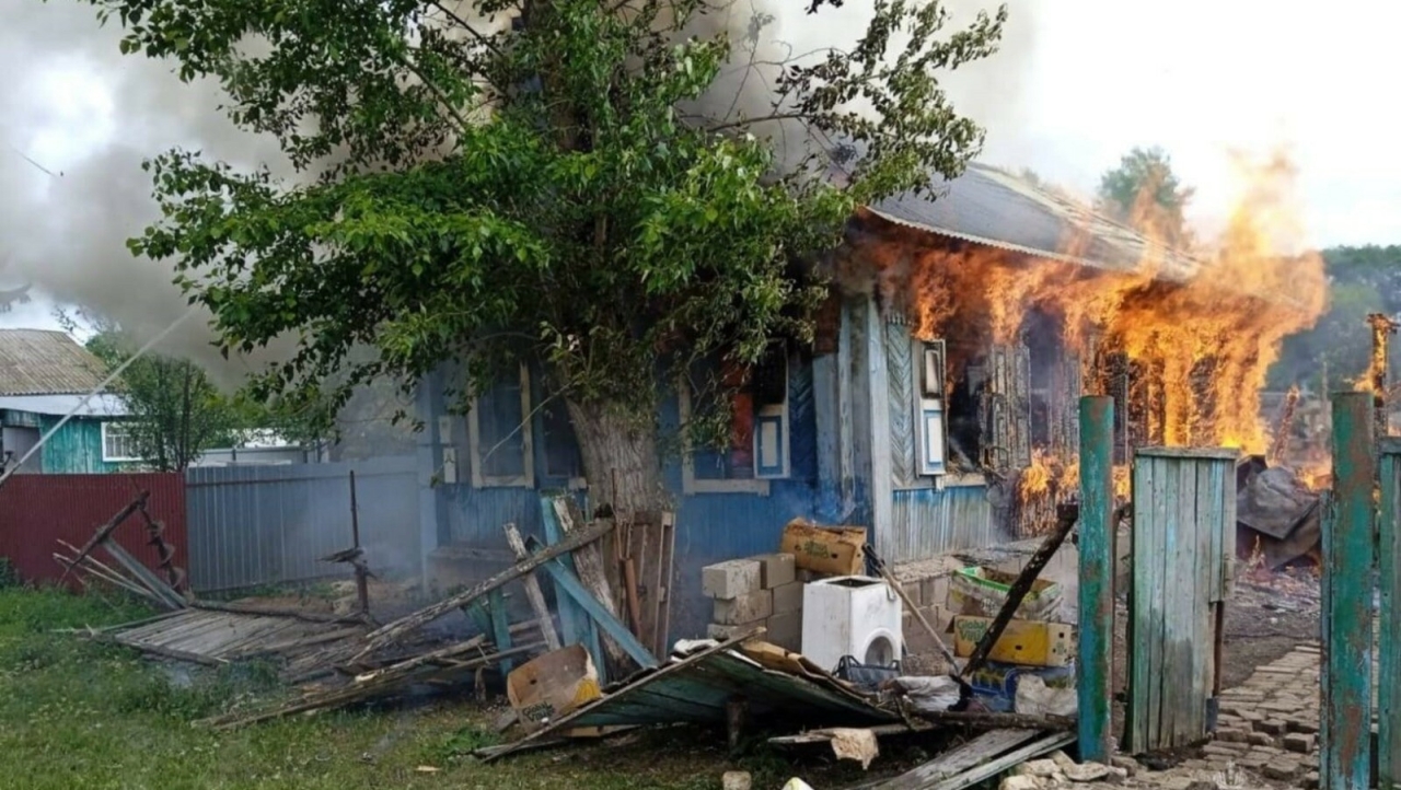 Әниләре бала тудыру йортында чакта, күп балалы гаиләнең өе янган