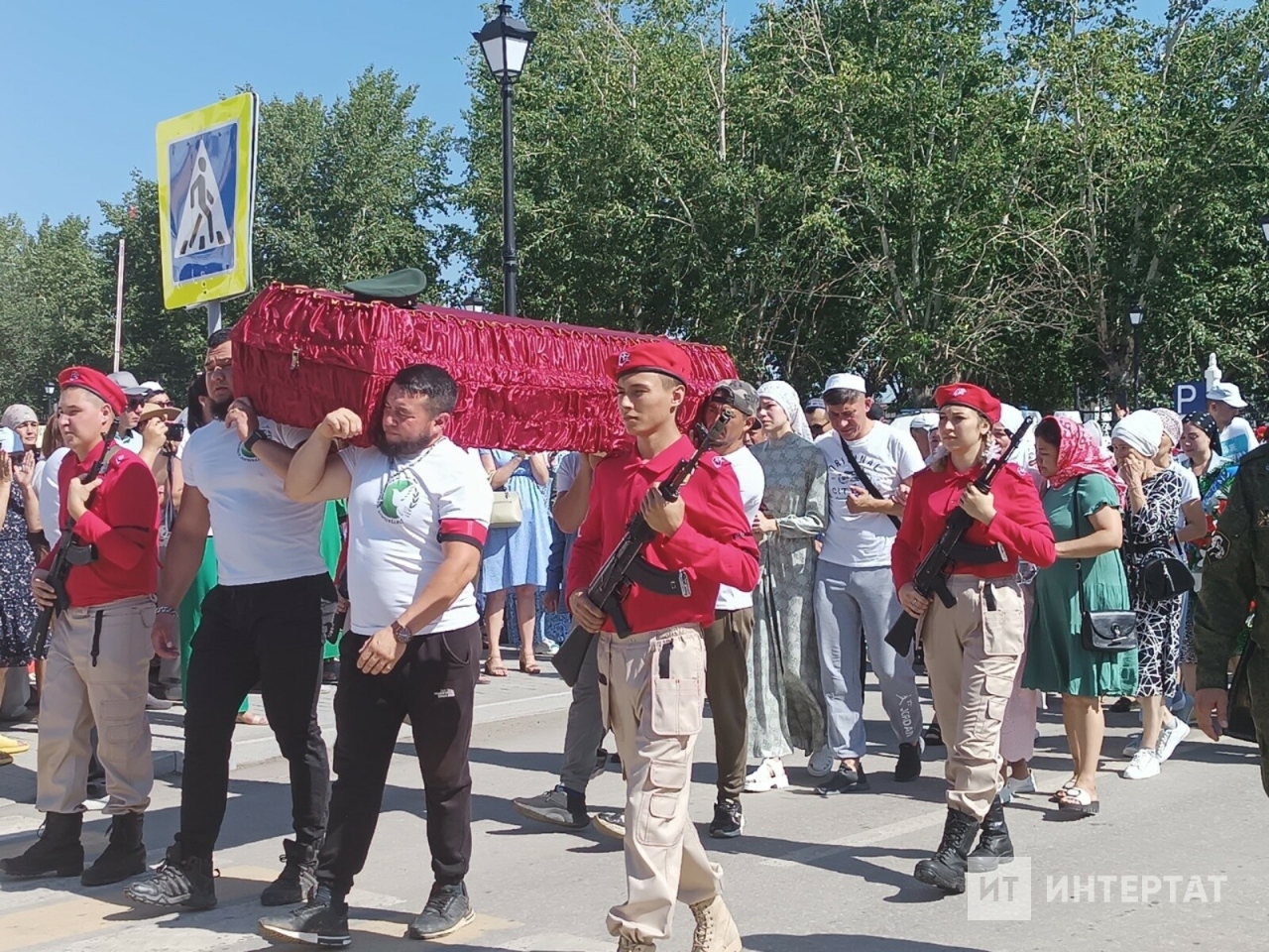 Махсус операциядә үлгән биюче Илнар Хәтмуллинны соңгы юлга алкышлап озатканнар