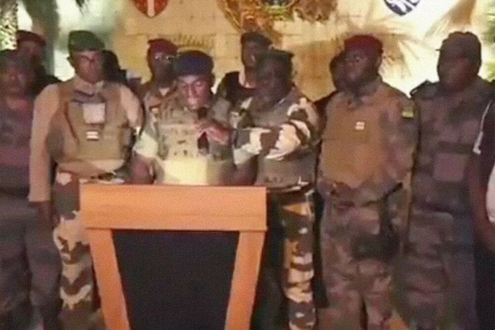 Африканың тагын бер илендә президентны хәрби фетнәчеләр бәреп төшергән