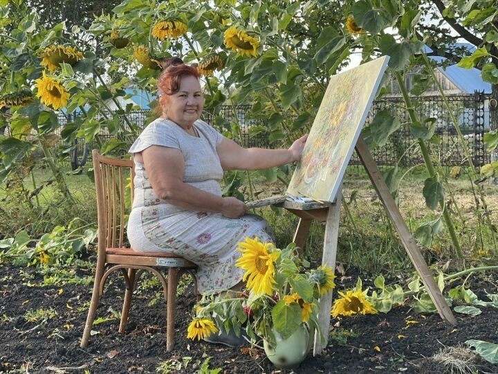 Мәктәптә завуч булып эшләгән Хәния ханым, пенсиягә чыккач, авыл блогерына әйләнгән