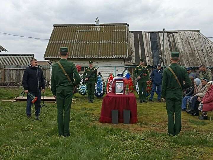 Түбән Арбаш егетен соңгы юлга озаттылар: «Рөстәм белән алгы сызыкка кердек, чын дус иде»