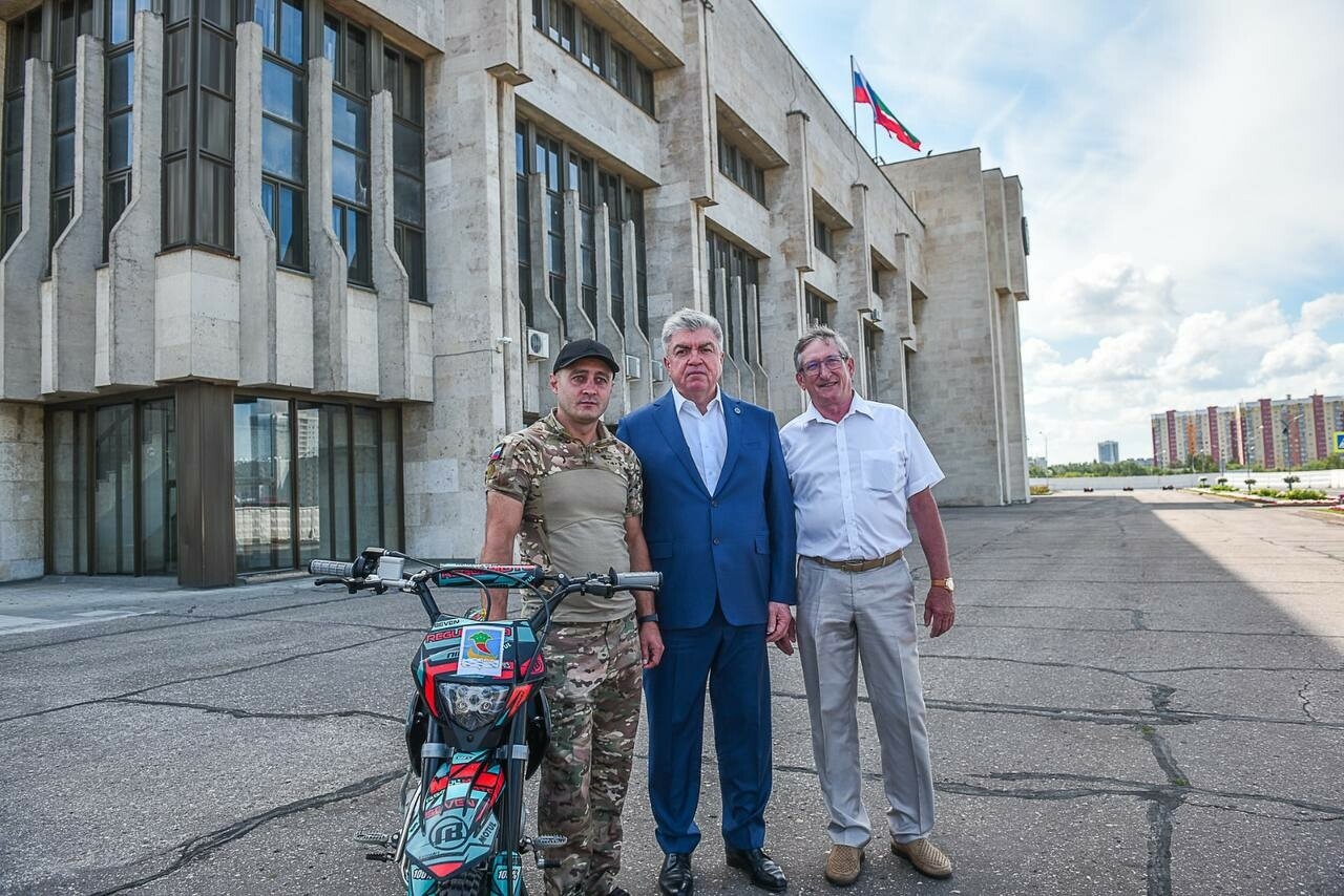 Чаллының теш дәвалау шифаханәсе коллективы хәрбигә питбайк бүләк иткән