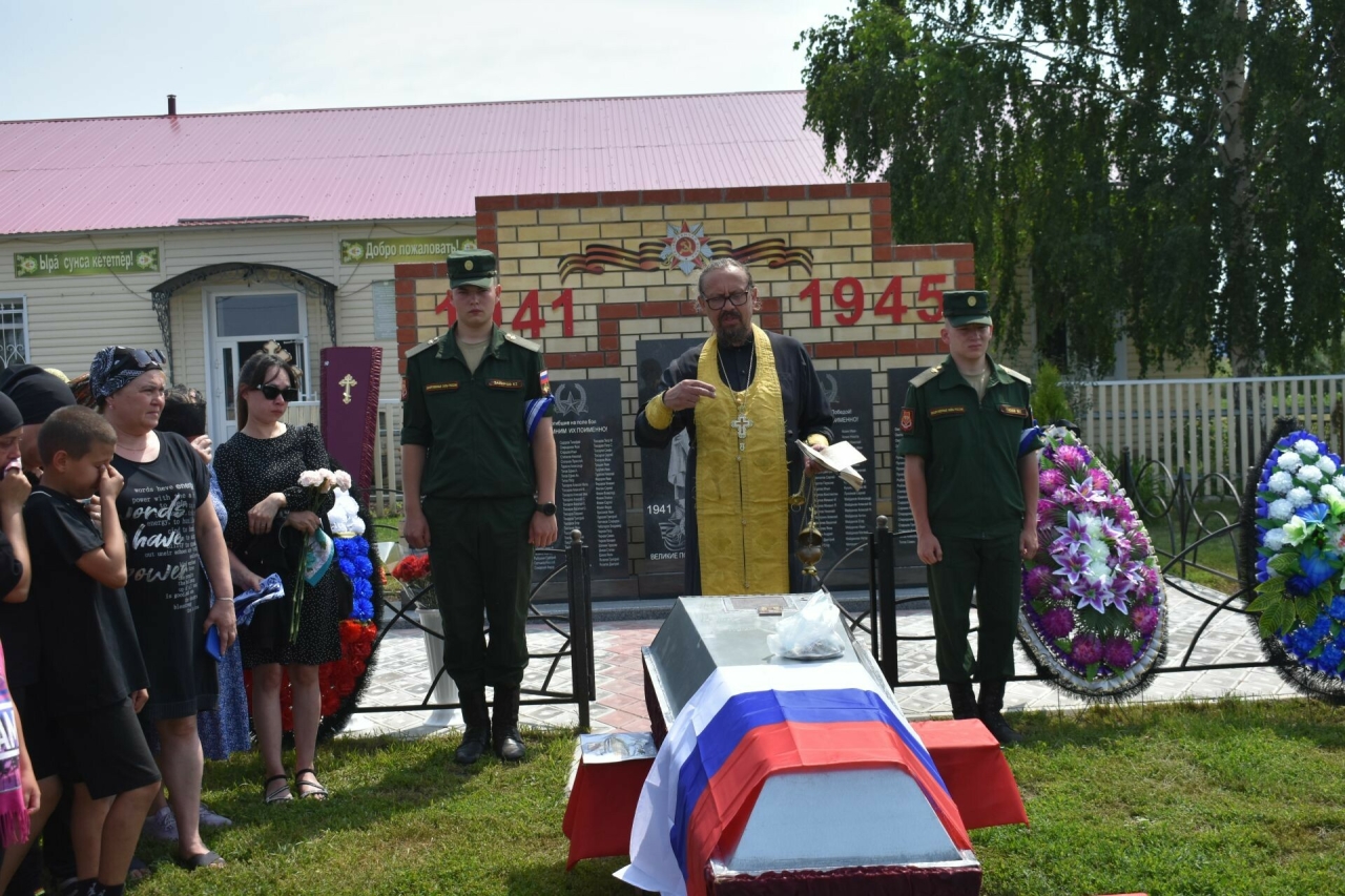 Хәрби операциядә һәлак булган Евгенийны Кече Мәмегә алып кайтып җирләгәннәр