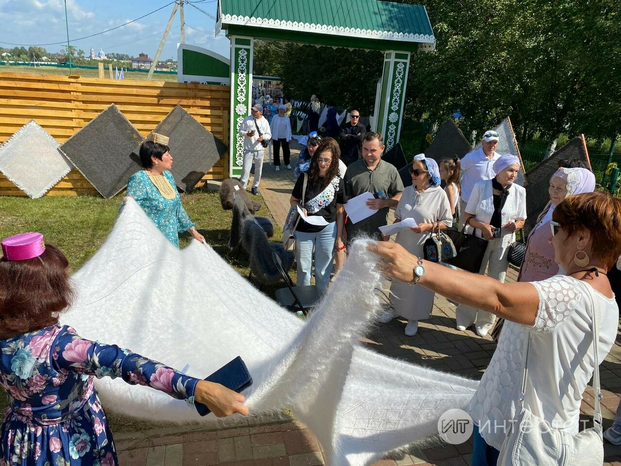 Балык Бистәсендәге шәл фестиваленнән репортаж: Шәлләрнең ниндиләре генә юк!