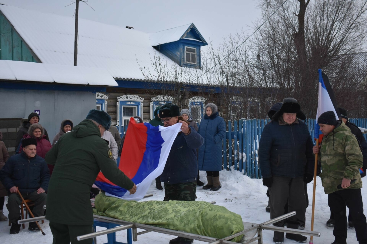 Чүти авылы халкы хәрби операциядә яраланып һәлак булган Рөстәм Сәйфетдинов белән хушлашты