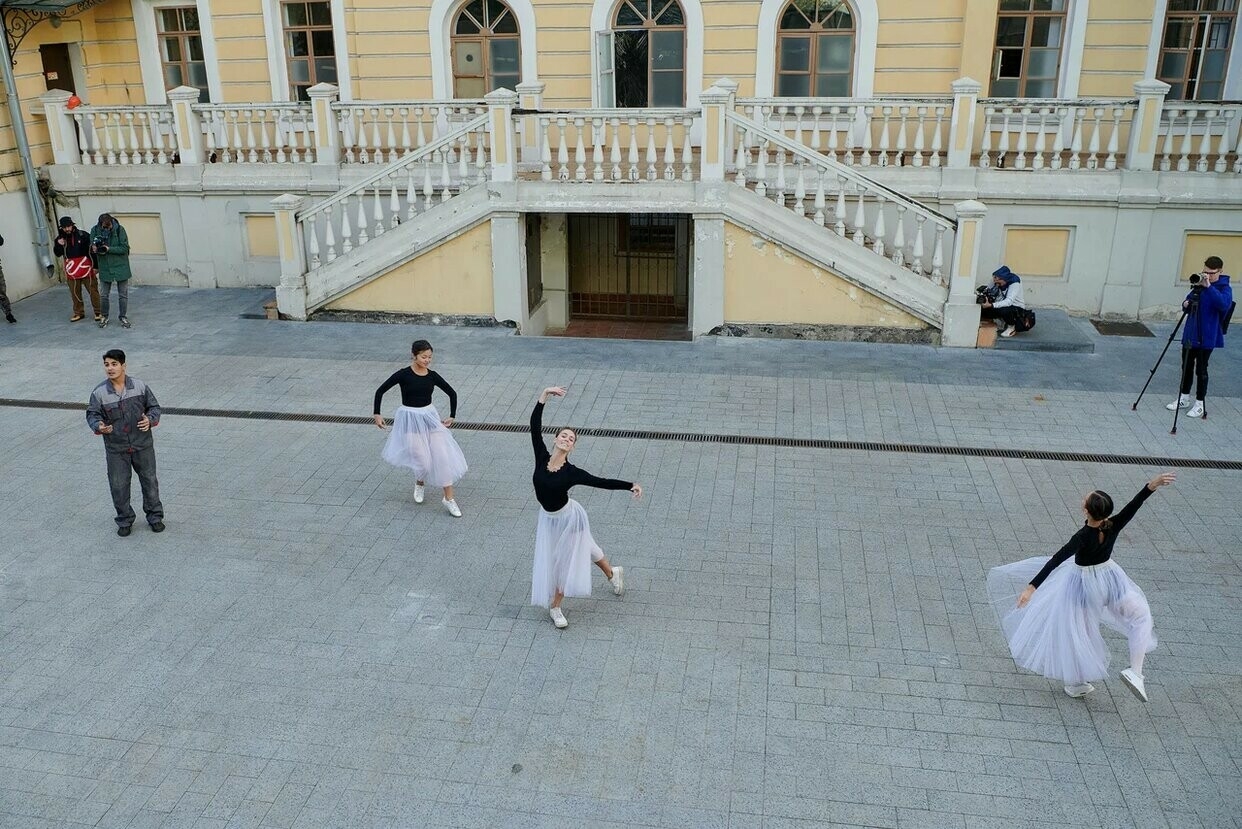 «Алай итеп карыйбыз, болай итеп карыйбыз»: ГИТИС кураторын ГИТИС профессоры алыштырамы?