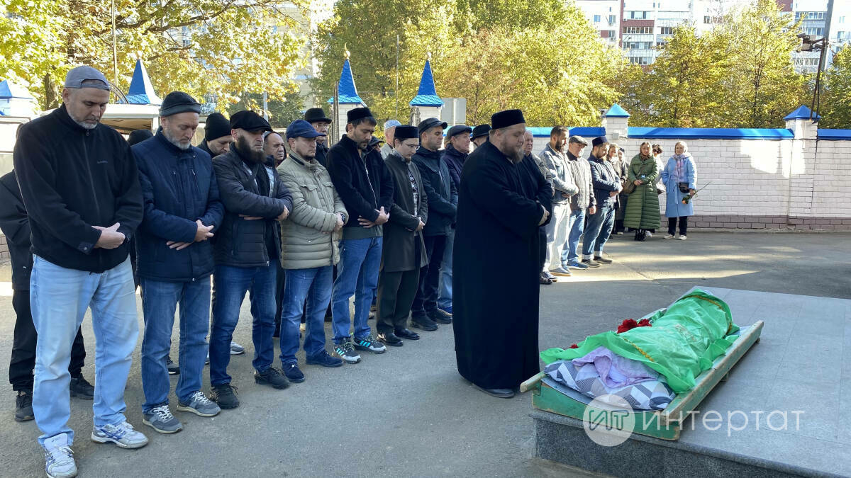 «Ничек яшәргә икәнен гамәле белән аңлатып китте»: Кәрим Габидуллинны соңгы юлга озаттылар