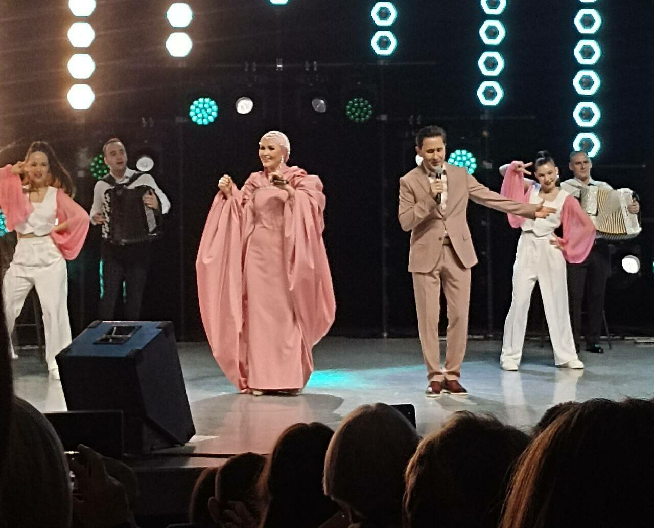 Ләйсән Гыймаева – Булат Бәйрәмовның рәхәт концерты: күрше шомырты, «сырлы» кызлар, хөрмәт