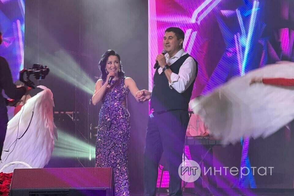 Айрат Ильясов хатыны Ләйсән Сөнәгатова кече кызы белән хастаханәгә эләккән