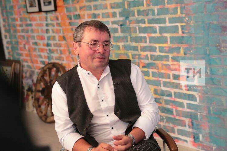 Блогер Рафис Атаказ  тормышының күңелле бер мизгелен күрсәтте. «Ә Мәликә кем ул?»