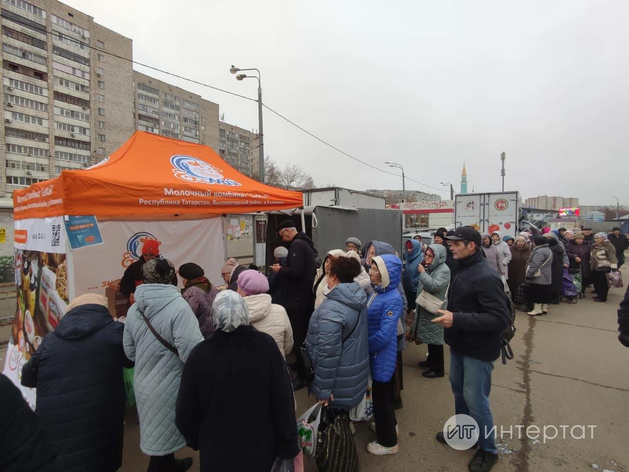 «ЕлМай» халыкка елмаеп эшли: Сөт товарларына ярминкәдә чиратка төнлә үк килеп басалар