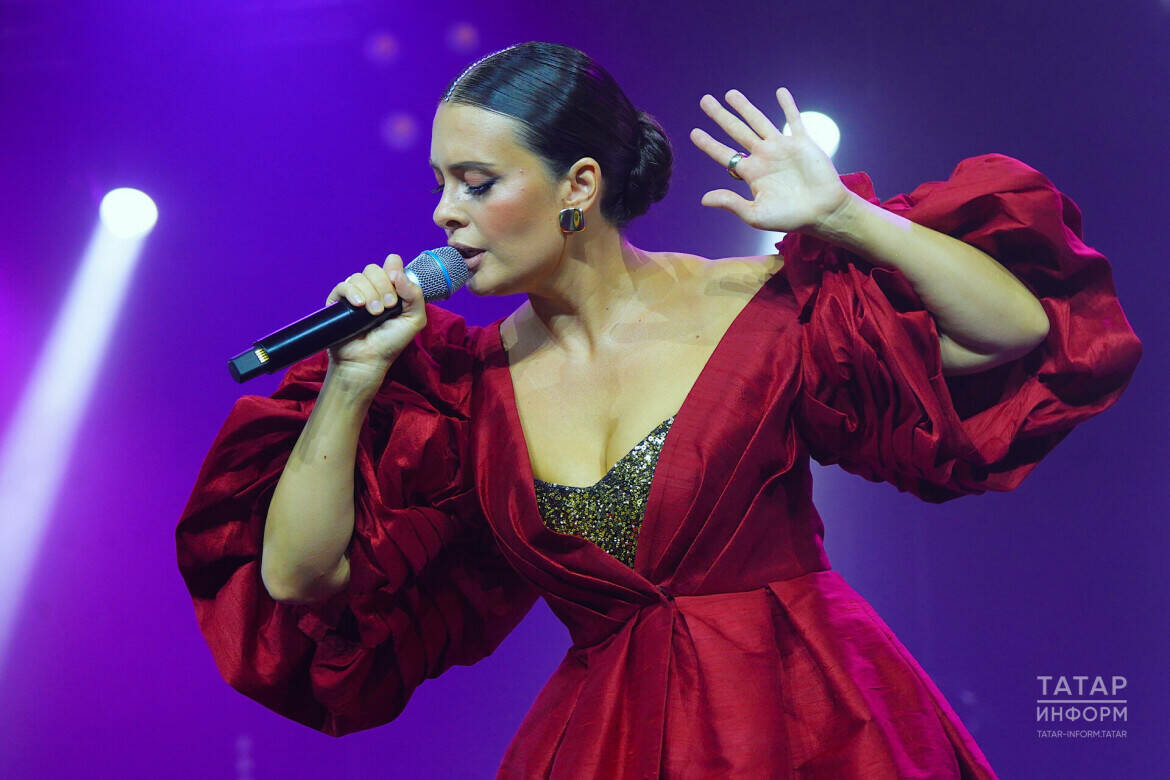 Эльмира Кәлимуллина федераль каналда «Син сазыңны уйнадың» җырын башкарган